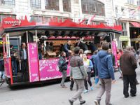 İBB, İstiklal Caddesi'nde aşure dağıttı