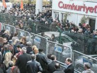 Cumhuriyet Gazetesi binasında destek eylemi
