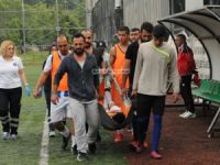 Bayılan futbolcu yürekleri ağza getirdi