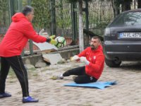 Çöpten karton alıp maça hazırlandı