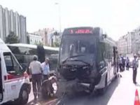 Metrobüs önündekine çarptı