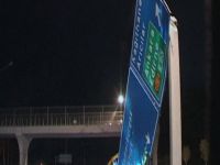 Eyüp'te TIR üst geçidi biçti