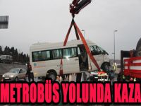 Minibüs metrobüs yoluna daldı: 3 yaralı