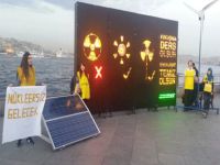 Greenpeaceli Gençler, Yenilebilir Enerjiyle Çalışan Işıklı Pankart Yaptı
