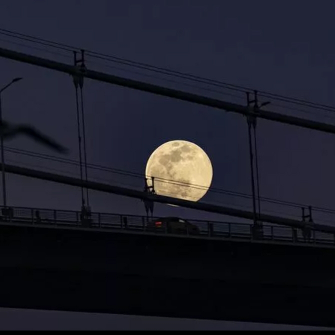 İstanbul'da 'Süper Ay' göründü 1