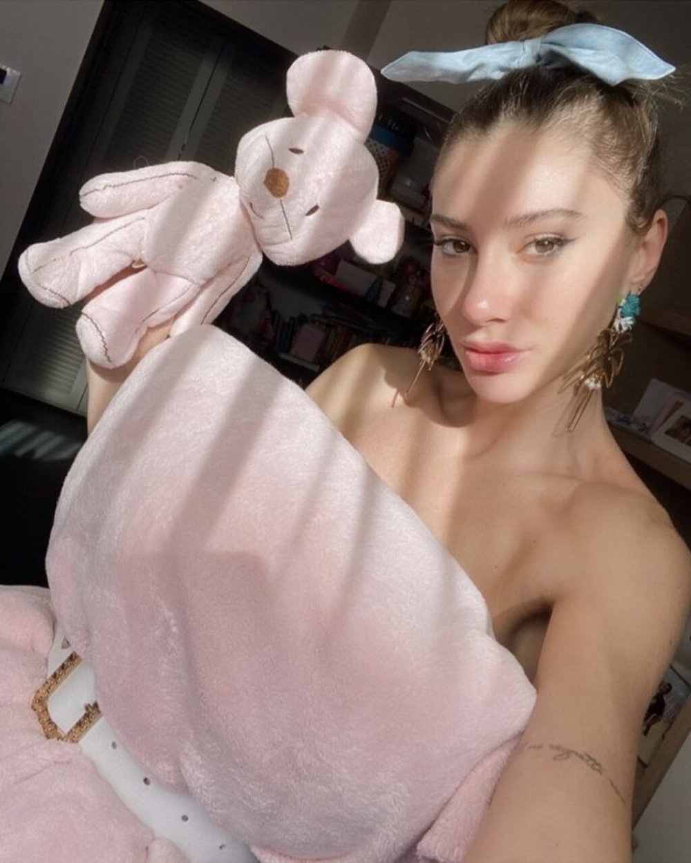 Şeyma Subaşı pembe yastık ve kemerle poz verdi! 1