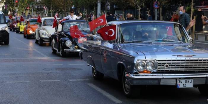 Şişli’de klasik otomobiller  Cumhuriyet Bayramı geçit töreni gerçekleştirdi