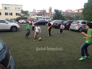 Çocuklar yine top oynuyor ancak durum farklı!