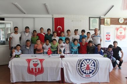 Boğaziçi U13 takımı şampiyonluğunu kutladı