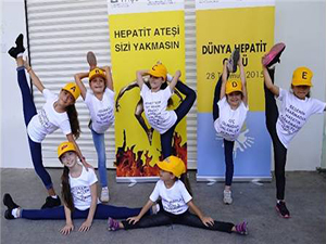 Hepatit'e Dikkat Çekmek İçin Sokakta Dans Ettiler
