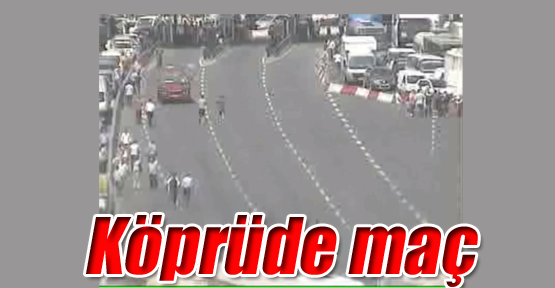 Köprü üzerinde futbol maçı