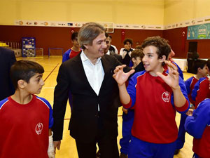 Beyoğlu’nda amatör sporculara 5 bin parça spor malzemesi