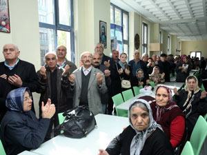 Kartal Cemevi’nde lokma ve aşure dağıtıldı