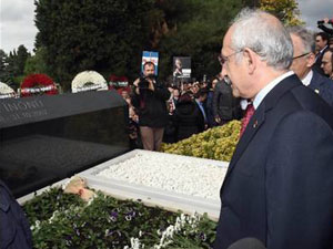 Erdal İnönü, kabri başında anıldı