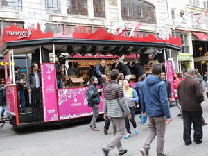 İBB, İstiklal Caddesi'nde aşure dağıttı