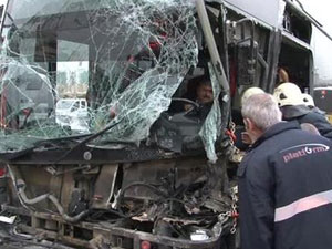 Metrobüs yolunda feci kaza: 5 yaralı