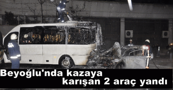 Beyoğlu'nda kazaya karışan 2 araç yandı