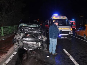 Şişli'de iki araç kafa kafaya çarpıştı