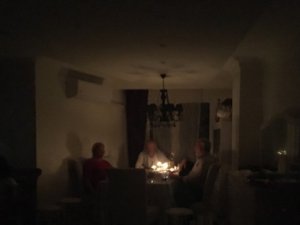 İstanbul Şişli’de Vatandaşlar Yeni yıla mum ışığında girdiler