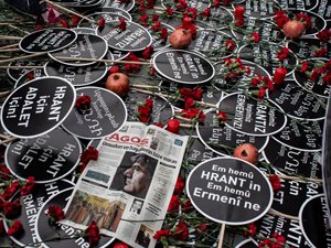 Gazeteci Hrant Dink Şişli’de Agos Gazetesi önünde anıldı