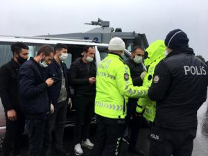 Aracın hem koltukları hem de bagajı insanla doluydu