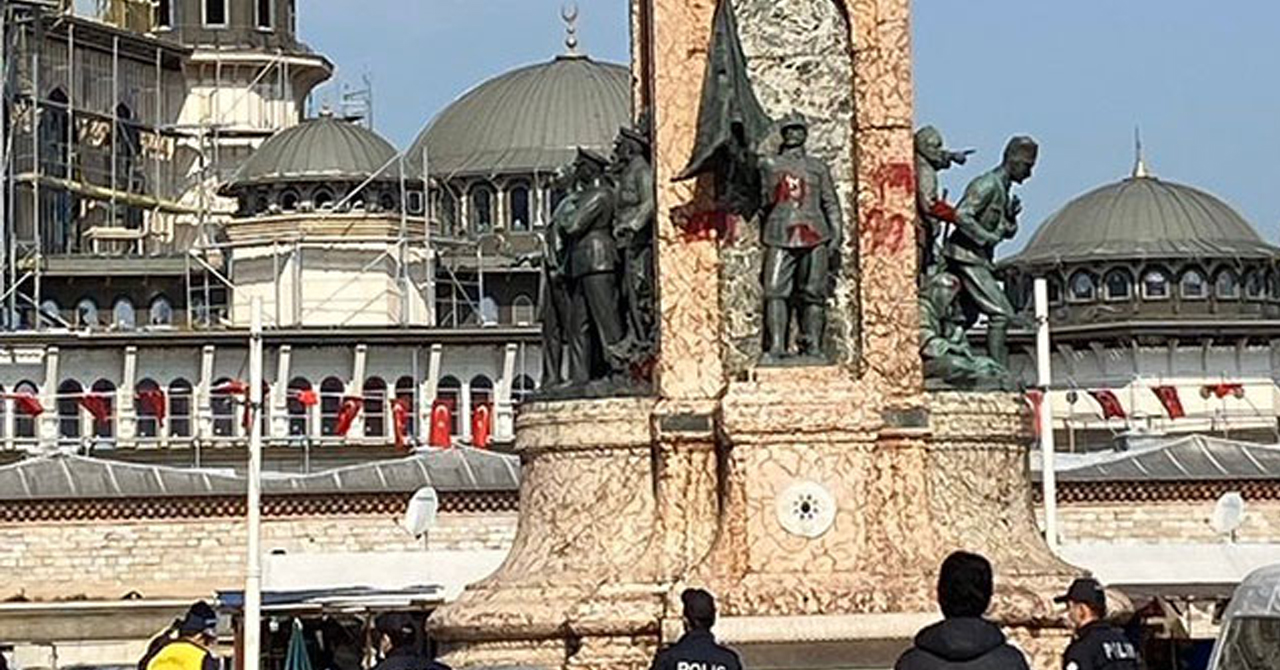 Taksim Cumhuriyet Anıtı’na yazı yazdılar!