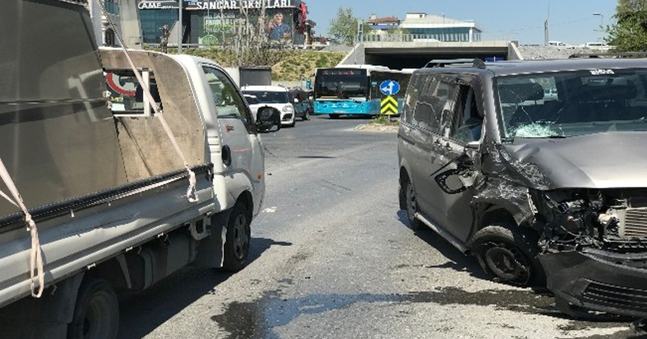 Gaziosmanpaşa'da 3 araç birbirine girdi