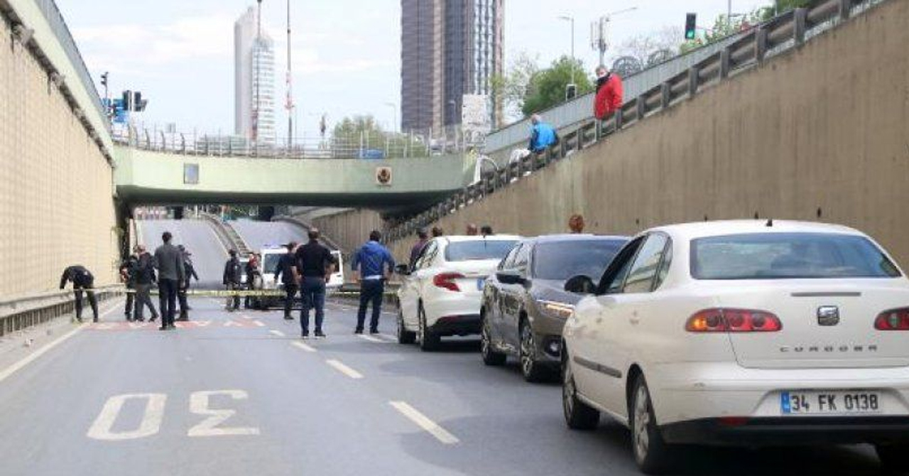 Şişli'de, yoldan geçen araçlara taş atan kişi bıçaklandı!