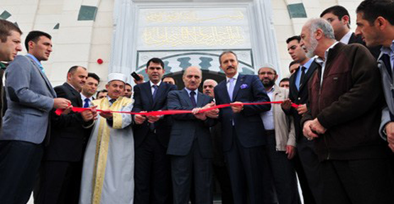 Bakan Bayraktar Ataşehir'de cami açtı