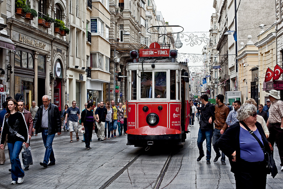 İstiklal Caddesinde maske takılması ve sosyal mesafe kuralına uyulması zorunlu hale getirildi.