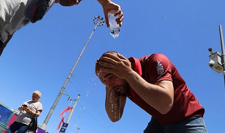 Pazar günü hava sıcaklığı İstanbul'da 33 derece civarında olacak.