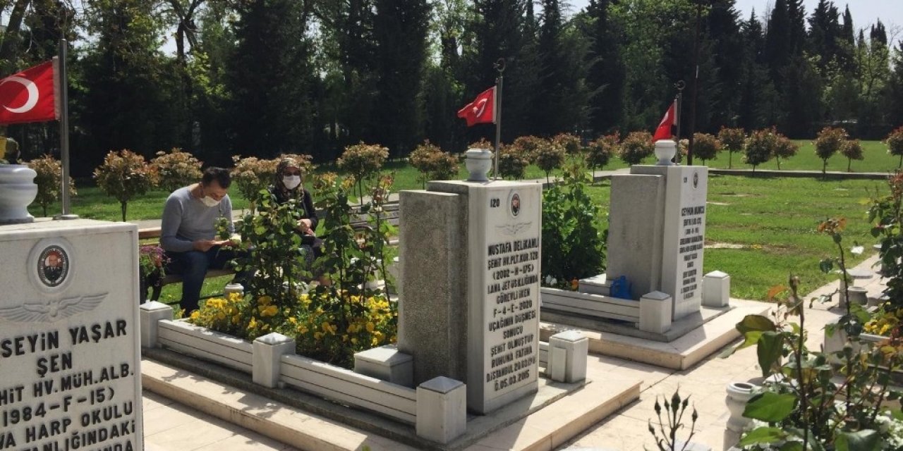 Bayrampaşa Emniyet Müdürü, şehit anneyi kabristana götürdü
