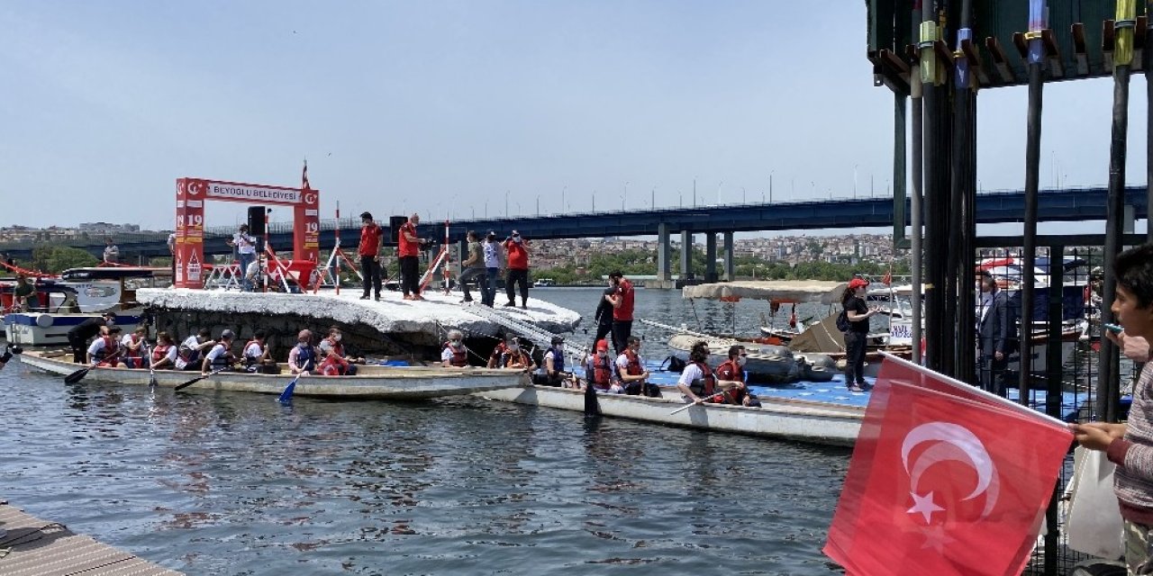 İstanbul'un altın boynuzu Haliç, kırmızı beyaz oldu