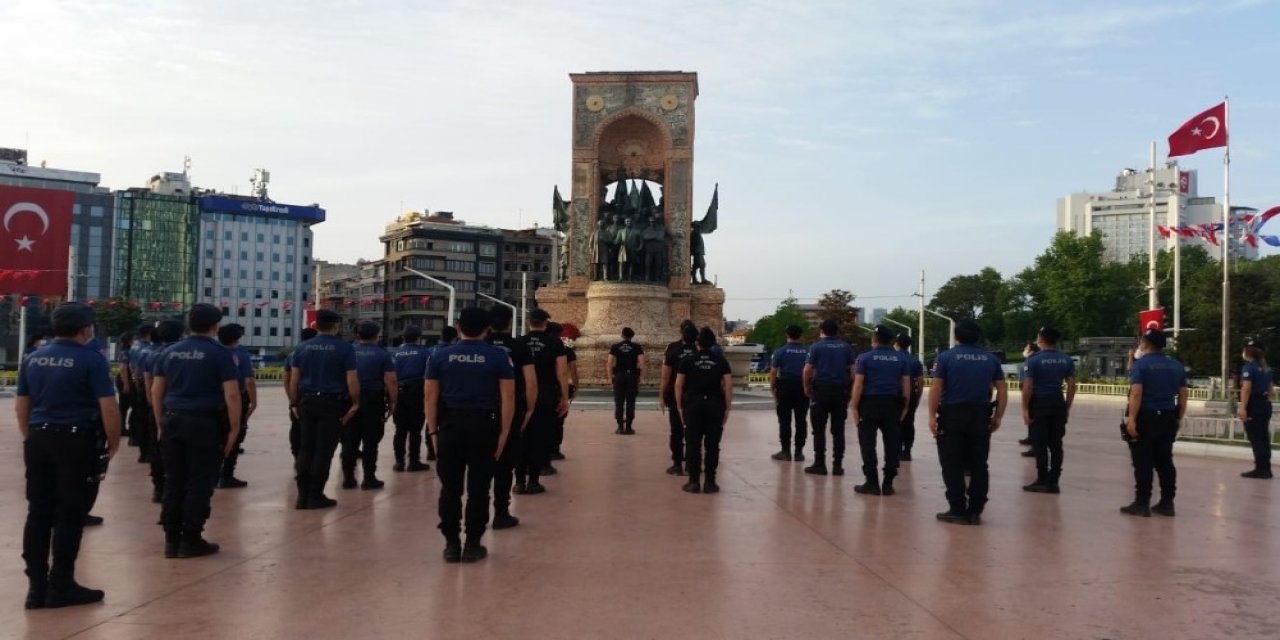 İstanbul polisi Taksim Meydanı’nda 19.19’da İstiklal Marşı’nı okudu