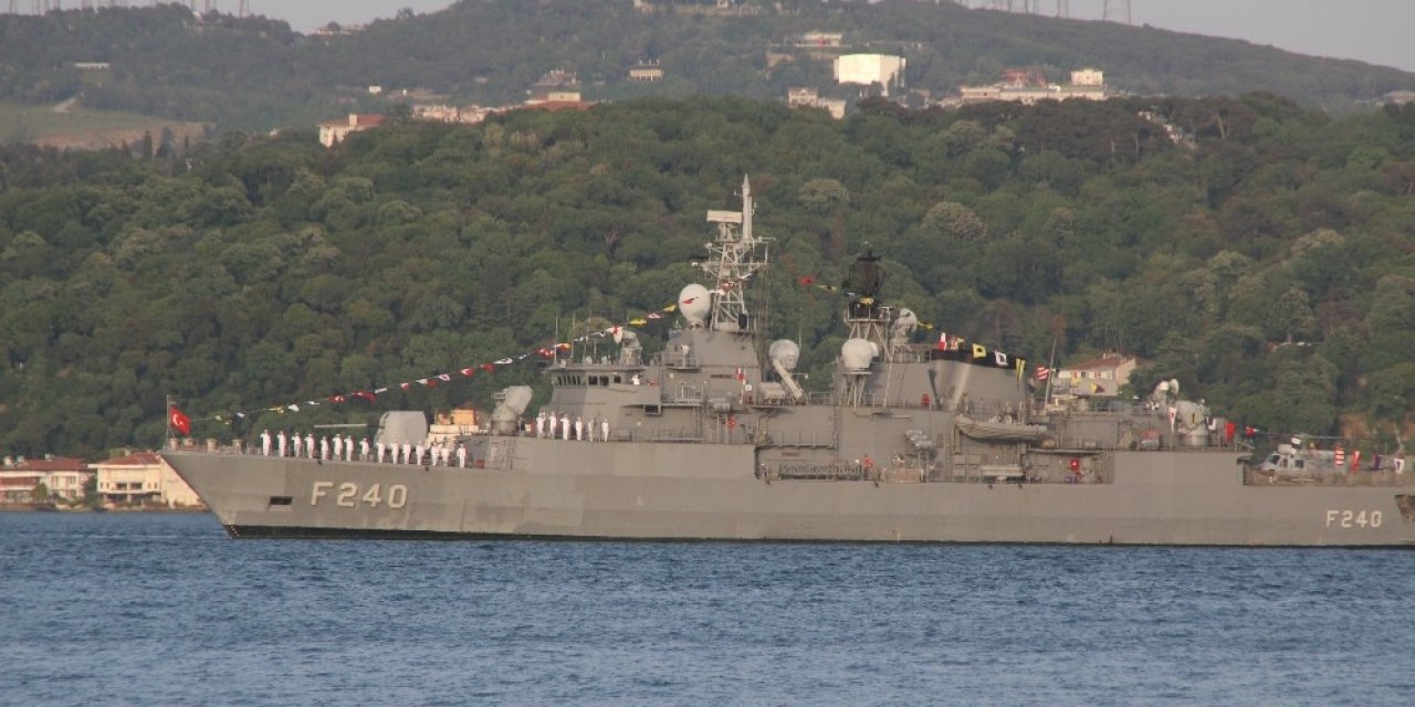 Yavuz Fırkateyni'nden 19.19'da Dolmabahçe'de İstiklal Marşı okundu