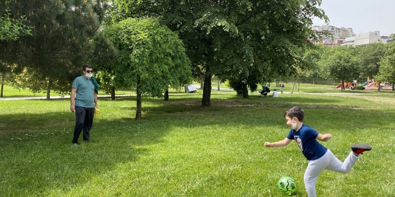 Çocuklar, izin saatlerinde parklara akın etti