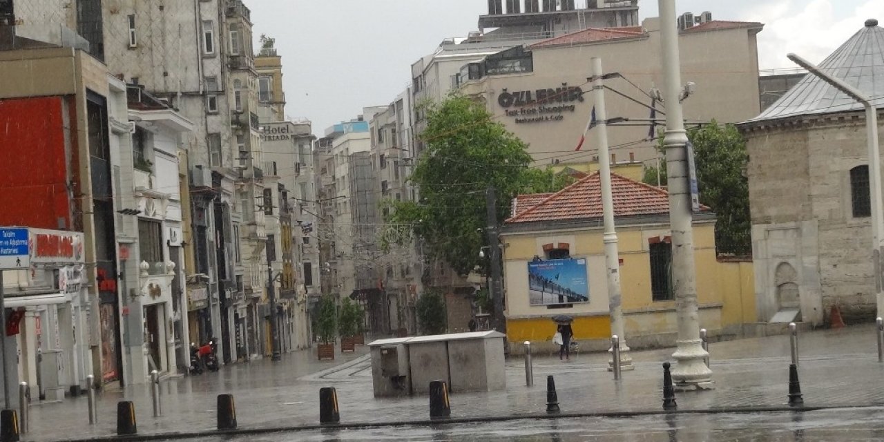 Bayram arefelerinde iğne atsan yere düşmeyen Taksim'in hali