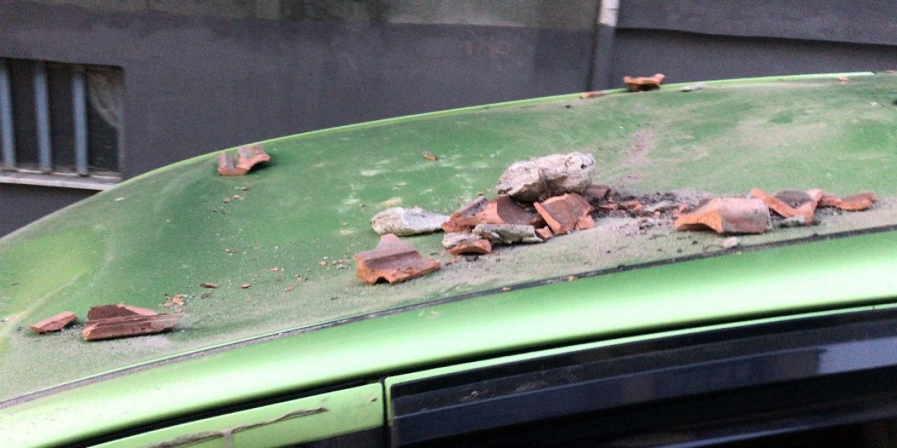 Şişli’de bir apartmanın çatısından kopan beton parçalar aracı pert etti