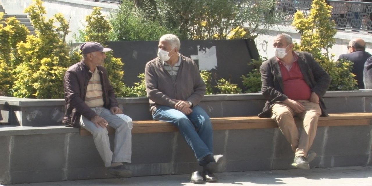 Rehavete kapılmayın denildi, ama İstanbullular meydanlardaydı