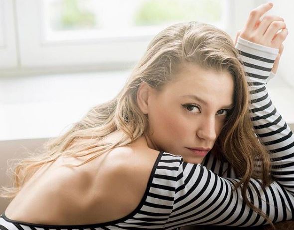 Serenay Sarıkaya Bergen'in şarkılarını çalışıyor.