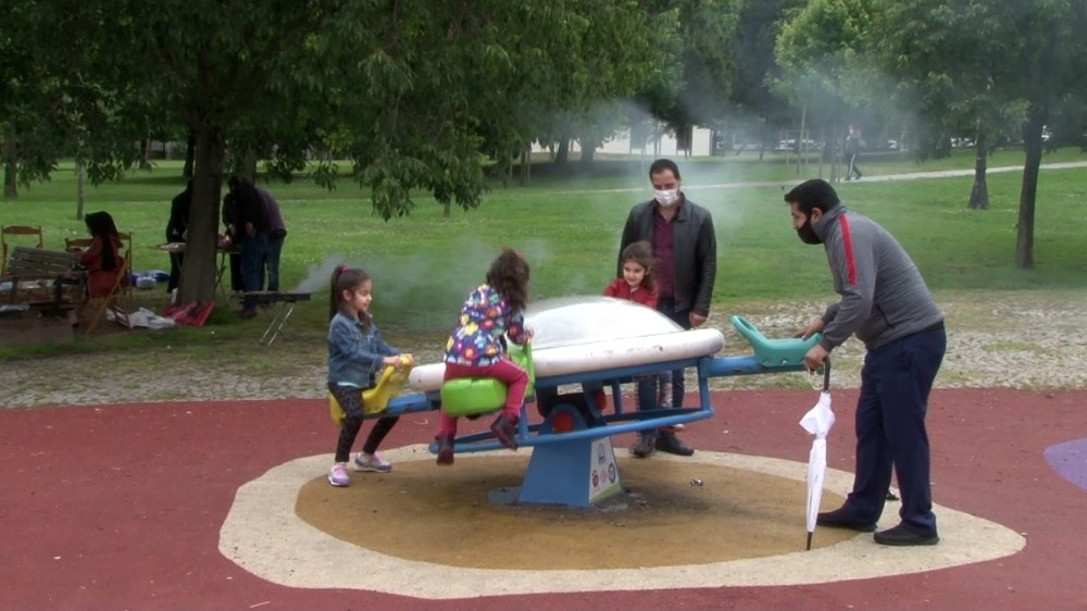 Çocuklar parka, onlar mangala koştu