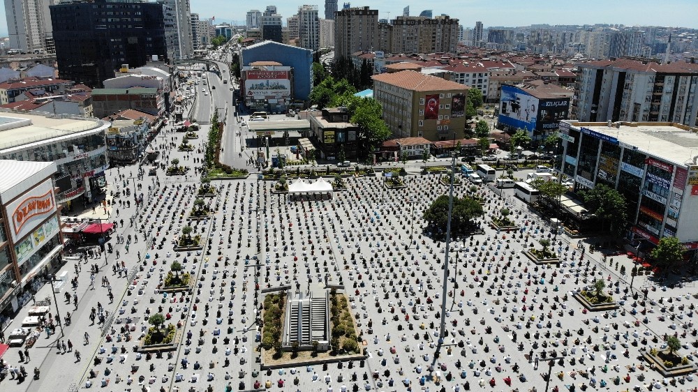 Esenyurt Meydanı’nda cuma namazı korona virüs önlemleriyle kılındı