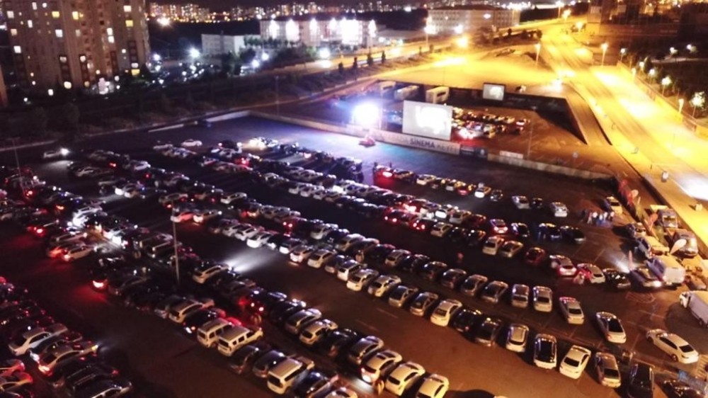 Başakşehir’de arabada sinema akşamlarına yoğun ilgi
