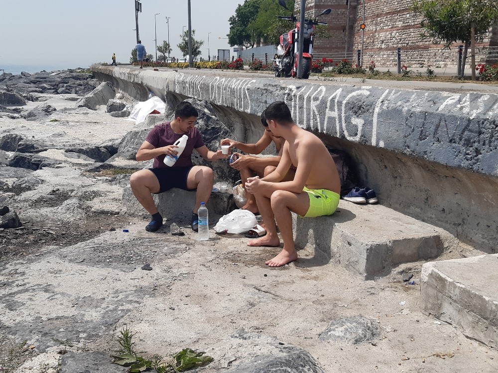 Kısıtlamasız ilk hafta sonunda vatandaşlar İstanbul Boğazı’nda denize girdi
