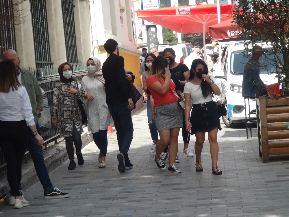 Taksim’de vatandaşlar sosyal mesafe ve maske kuralına uymadı