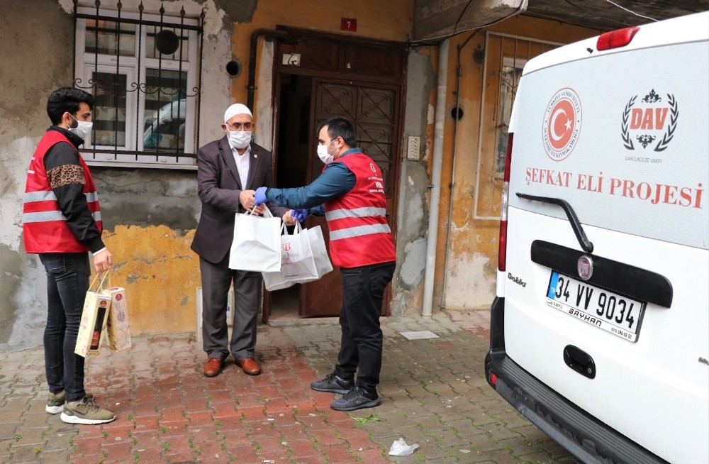 Sultanbeyli Kaymakamlığı sosyal yardım dağıttı
