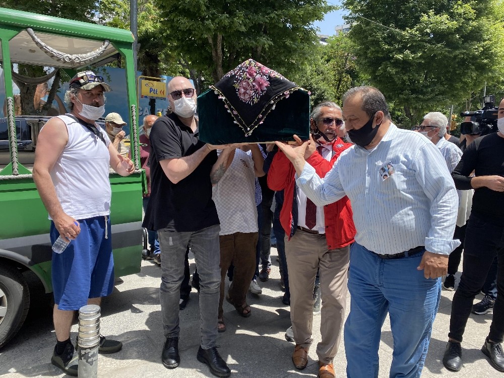 Usta tiyatro oyuncusu Ayşegül Atik son yolculuğuna uğurlandı