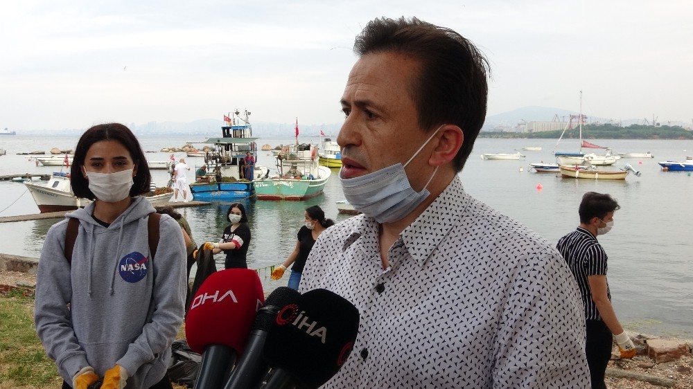 Tuzla Belediye Başkanı Şadi Yazıcı, çevre gönüllüleri ile birlikte sahilden 2 kamyon atık topladı