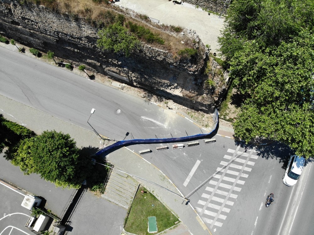 Surdan taşlar döküldü, yol trafiğe kapatıldı