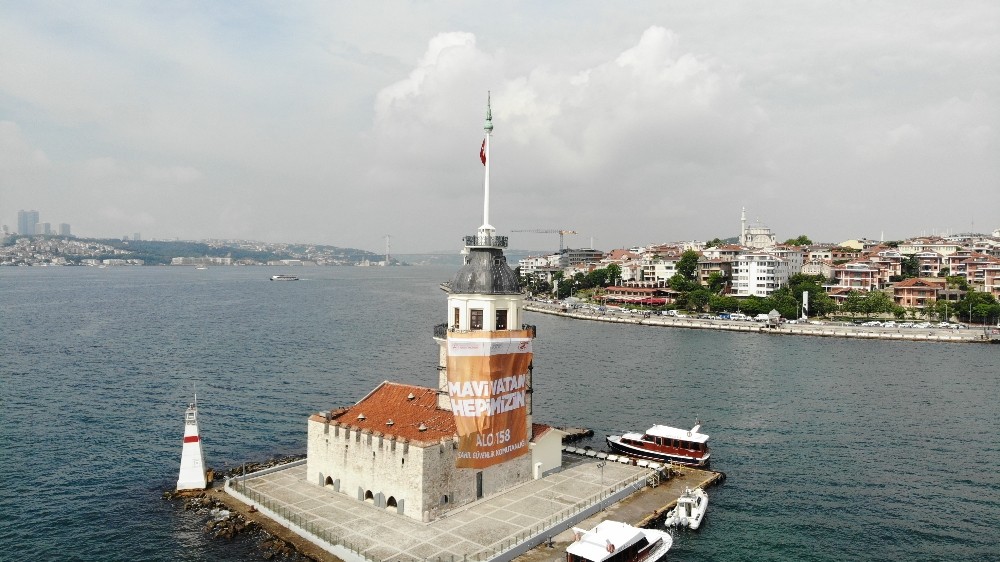 Sahil Güvenlik Komutanlığından Kız Kulesi’nde dev pankartlı kutlama